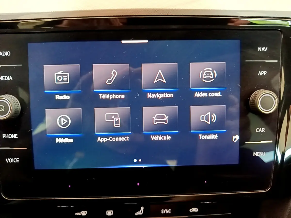 Écran tactile central affichant les menus multimédias et navigation de la Volkswagen Passat 2021, finition Business.