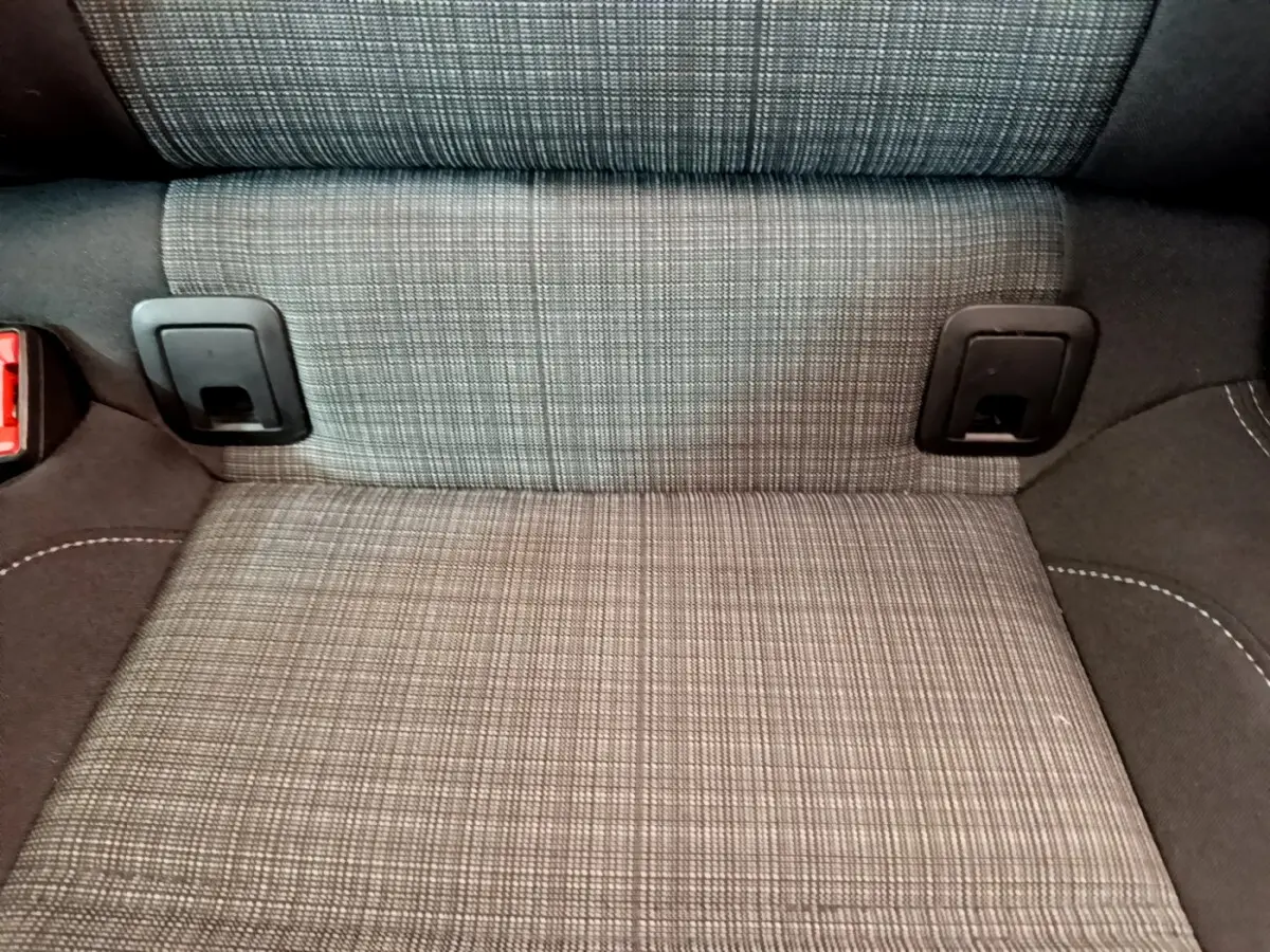 Gros plan sur la banquette arrière en tissu gris à motifs, avec attaches ISOFIX visibles dans une Volkswagen Passat 2021.