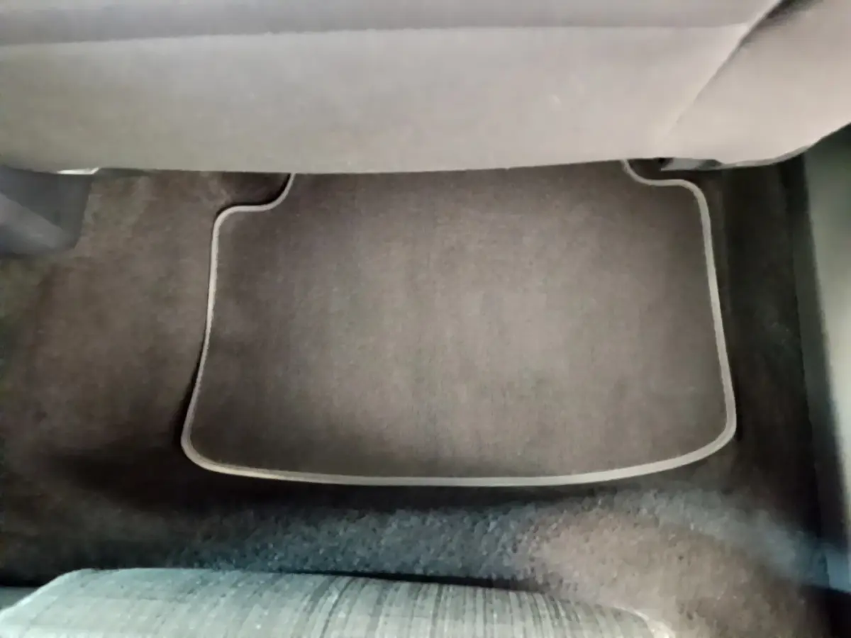 Tapis de sol gris foncé vu du côté arrière droit sous le siège d'une Volkswagen Passat 2021 SW Business.