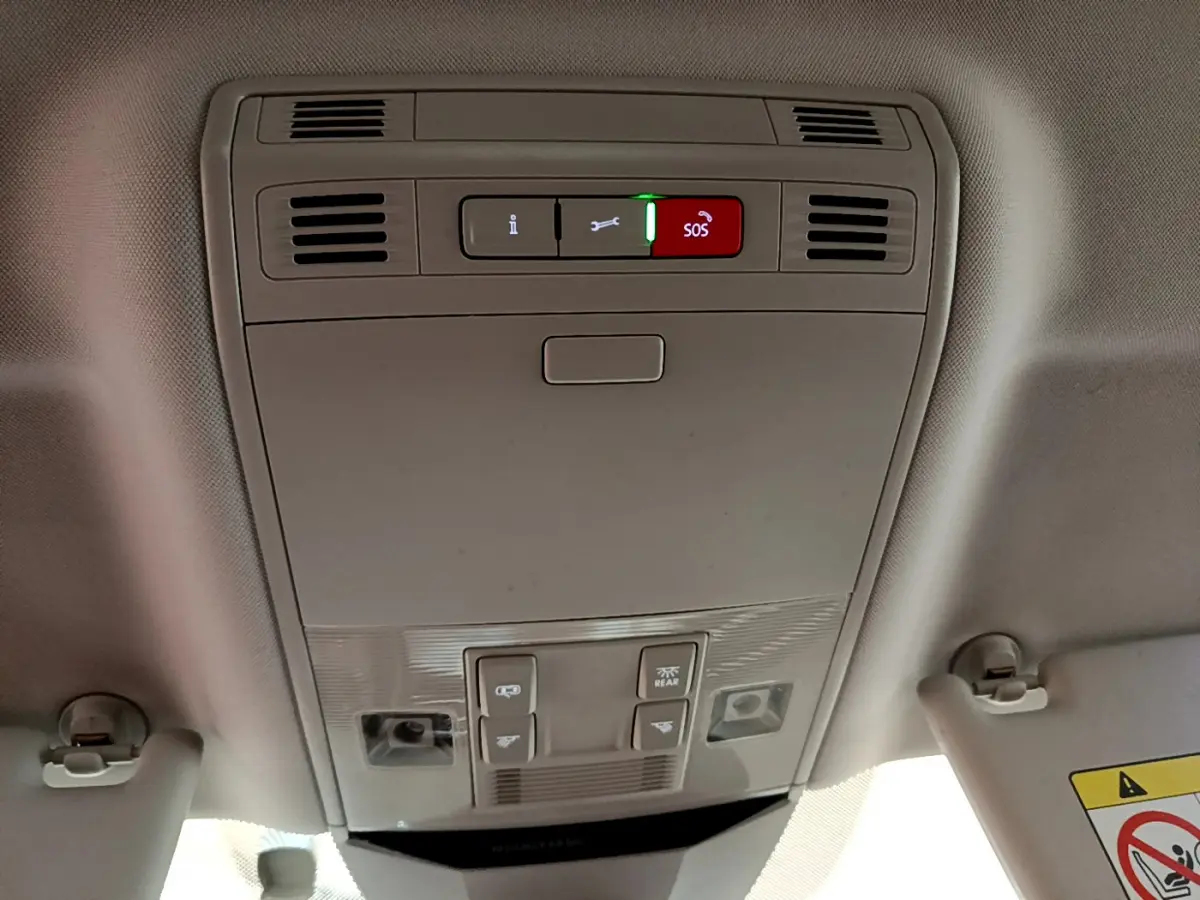 Vue intérieure du plafonnier gris clair avec boutons SOS et commandes d'éclairage dans une Volkswagen Passat 2021.