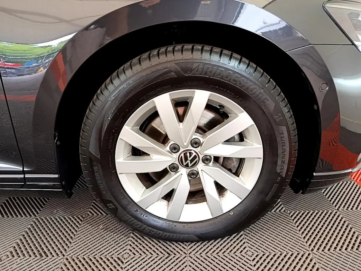 Gros plan sur la roue avant gauche gris foncé d'une Volkswagen Passat 2.0 TDI avec jante alliage et pneu Bridgestone.
