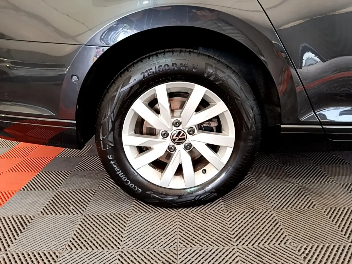 Gros plan sur la roue arrière droite d'une Volkswagen Passat gris foncé, jante alliage et pneu Continental.