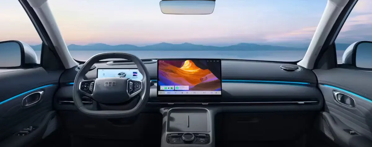 Vue intérieure frontale du tableau de bord noir du Geely STARRAY PRO avec grand écran tactile central et volant multifonctions.