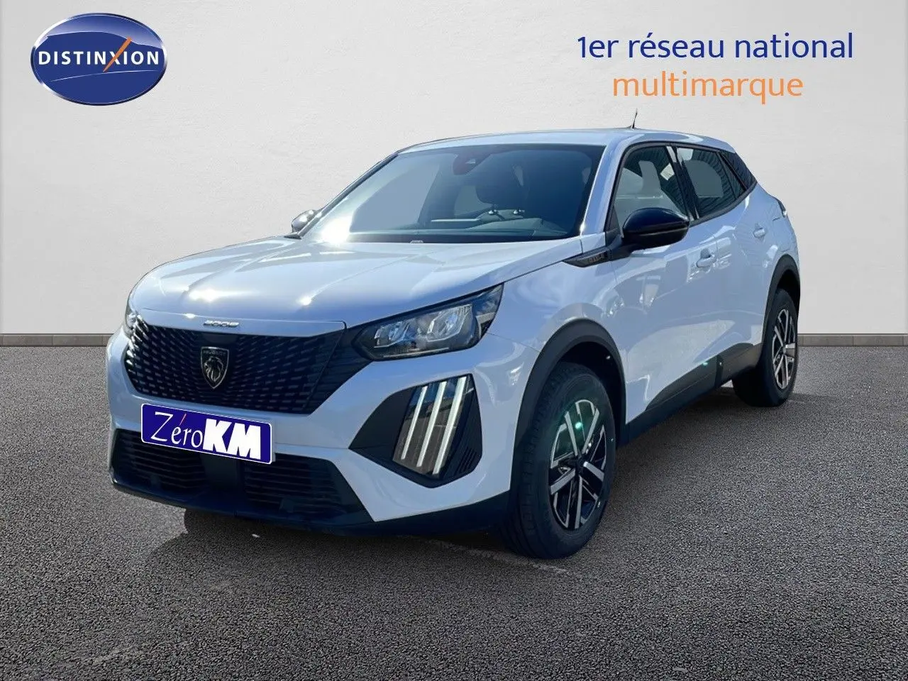Peugeot 2008 blanc Okenite en 3/4 avant droit, avec calandre noire et feux LED verticaux distinctifs.