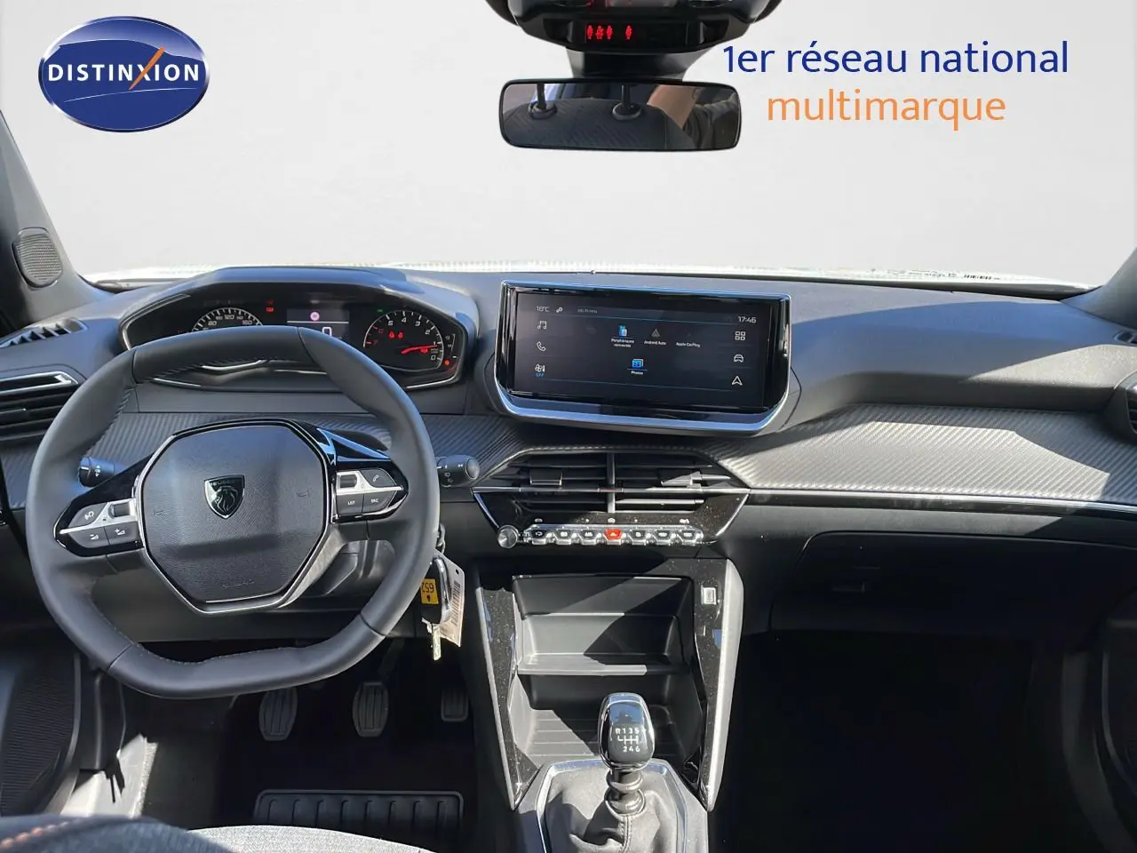 Vue intérieure avant du Peugeot 2008 blanc Okenite Metal 2025, tableau de bord moderne avec écran tactile et boîte manuelle.