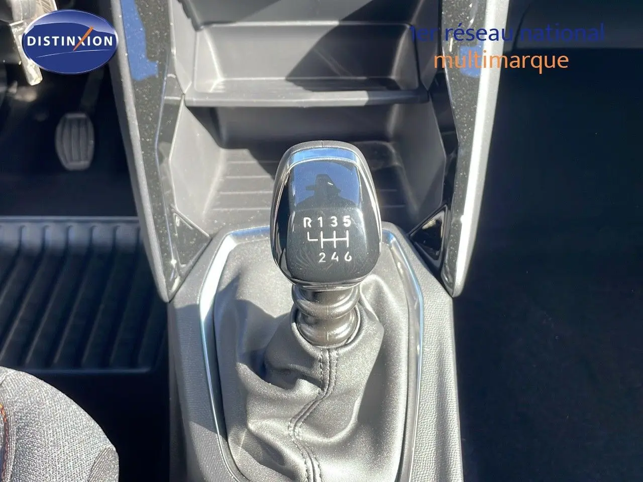 Le levier de vitesses manuel en gros plan dans l'habitacle du Peugeot 2008 blanc Okenite Metal.