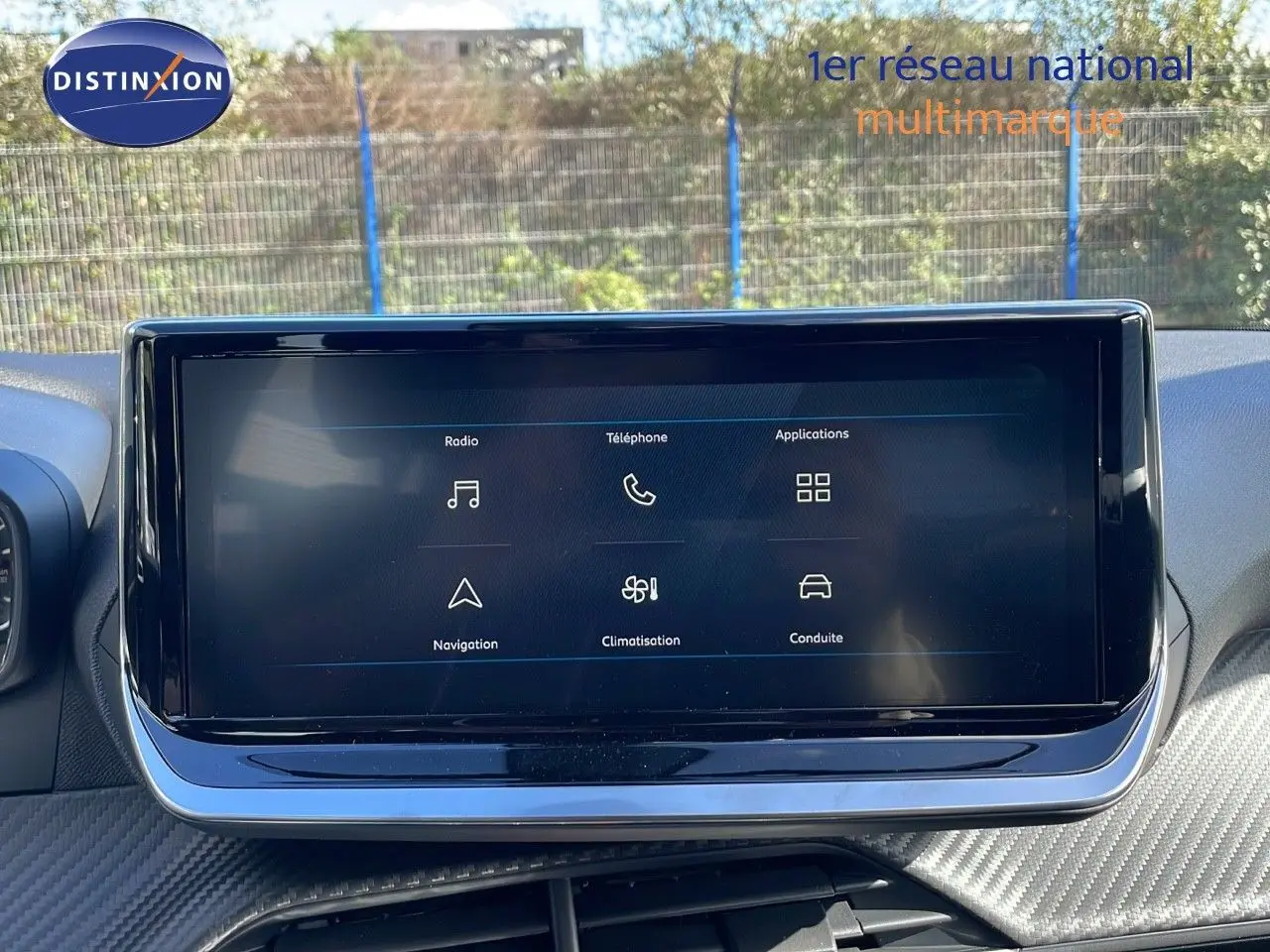 Écran tactile central affichant les menus radio, téléphone, navigation et climatisation dans un Peugeot 2008 2025.