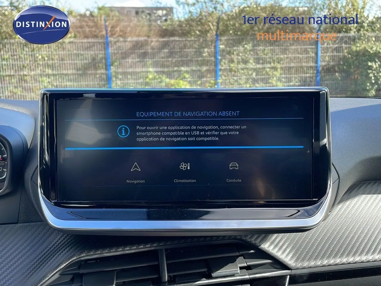 Écran tactile central affichant l'absence de navigation dans le tableau de bord du Peugeot 2008 blanc, vue intérieure frontale.