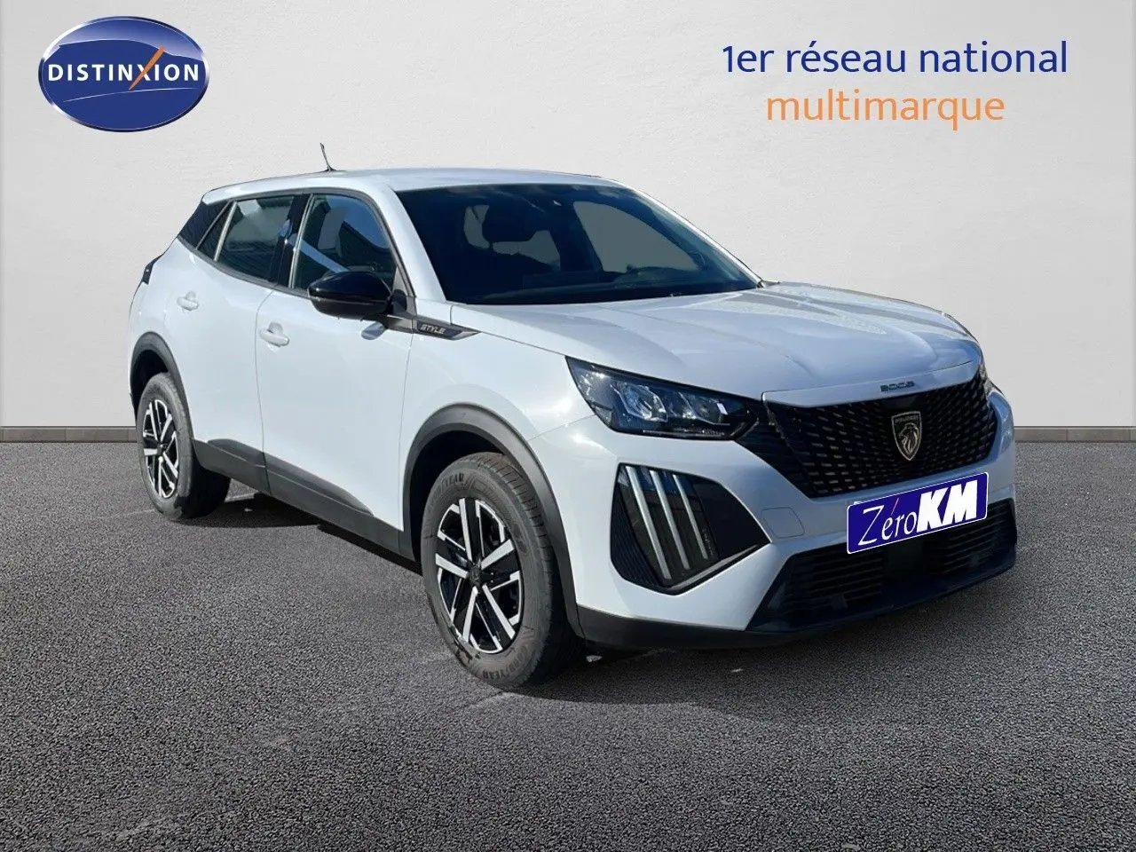 Peugeot 2008 blanc Okenite en 3/4 avant droit, avec calandre noire et feux LED distinctifs.