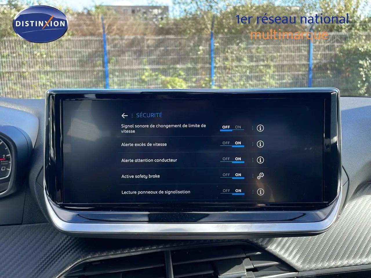 Écran tactile central du tableau de bord du Peugeot 2008 2025 affichant les options de sécurité activées.