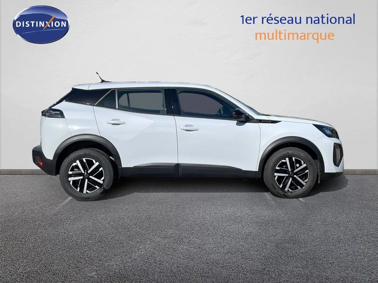 Profil côté droit du Peugeot 2008 blanc Okenite Metal 2025 avec jantes noires et détails noirs contrastants.