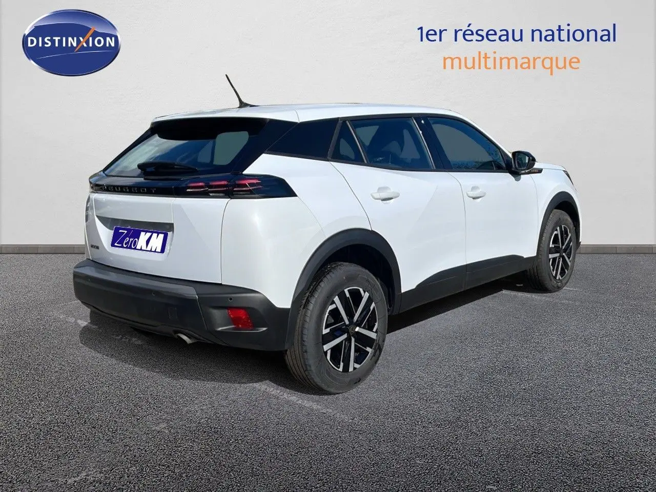 Peugeot 2008 blanc Okenite métal vue 3/4 arrière droit, avec jantes noires et toit noir contrasté.