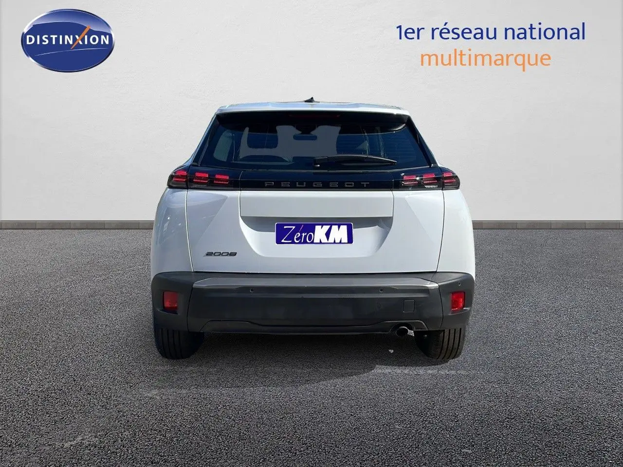 Vue arrière d'un Peugeot 2008 blanc Okenite Metal avec feux LED et plaque Zero KM visible sur fond neutre.