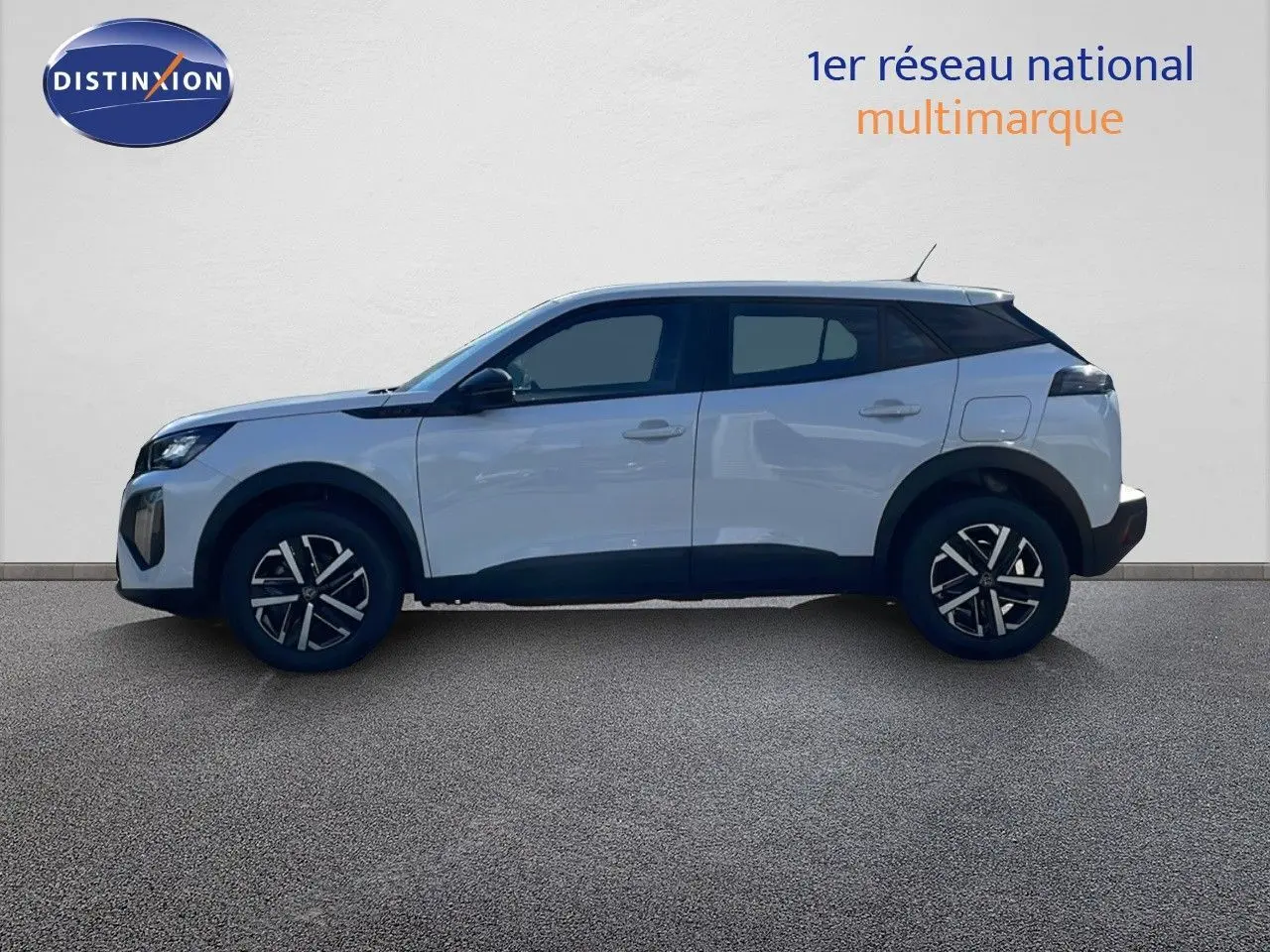 Profil droit d'un Peugeot 2008 blanc Okenite Metal 2025 avec jantes alliage et toit noir contrasté.