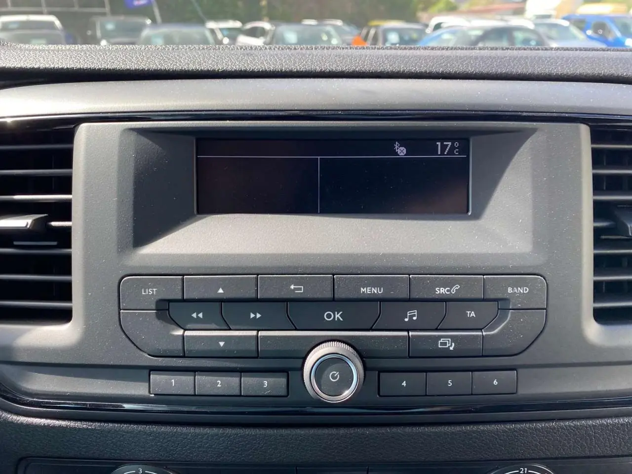 Tableau de bord du Peugeot Expert Fourgon 2022 avec écran central et commandes audio en vue frontale.