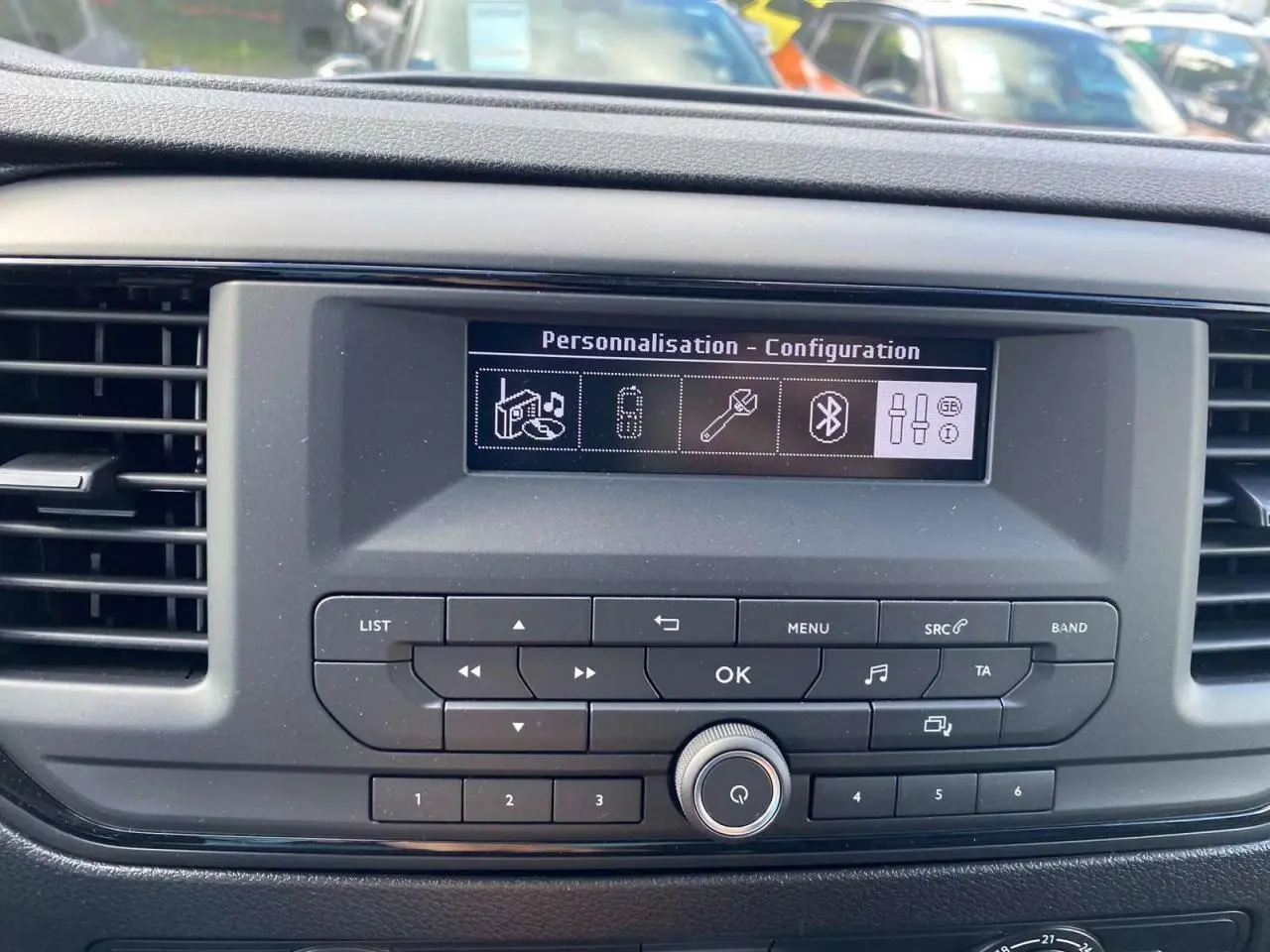 Tableau de bord du Peugeot Expert Fourgon gris Artense 2022, affichage écran configuration et commandes radio.