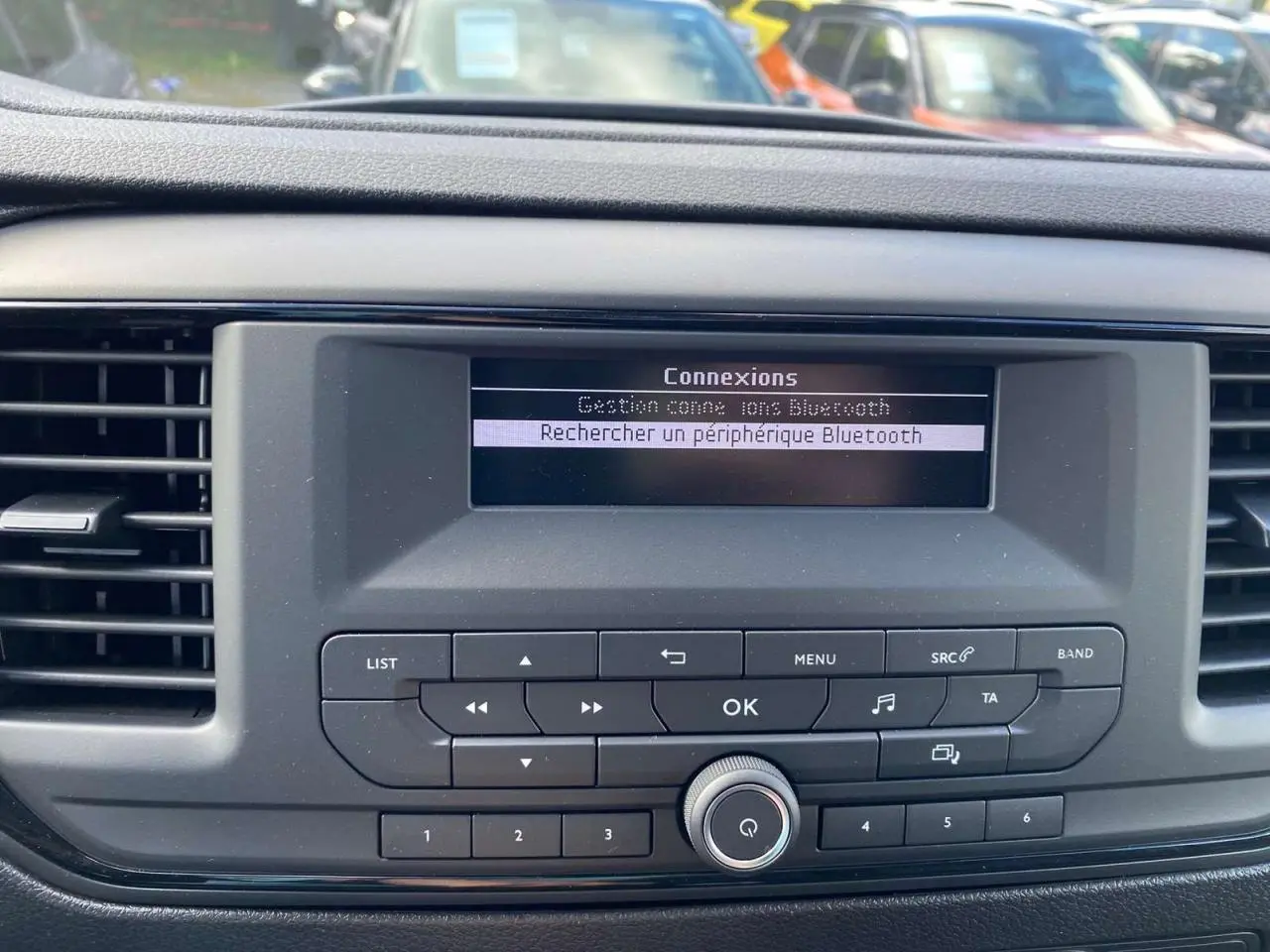 Tableau de bord du Peugeot Expert Fourgon 2022 avec écran central affichant la recherche Bluetooth, vue intérieure frontale.