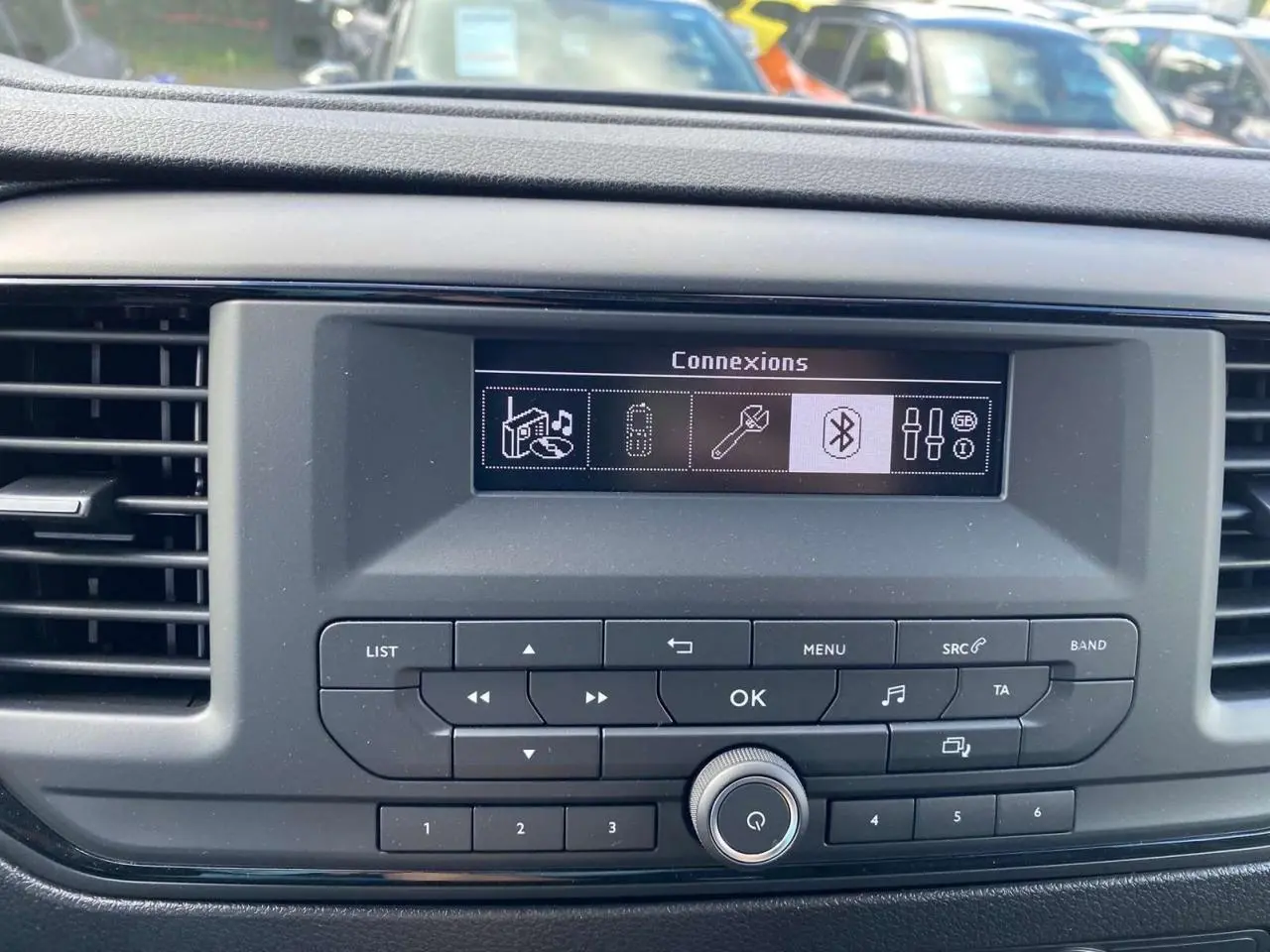 Tableau de bord du Peugeot Expert Fourgon 2022, affichage des connexions et commandes audio en gros plan.
