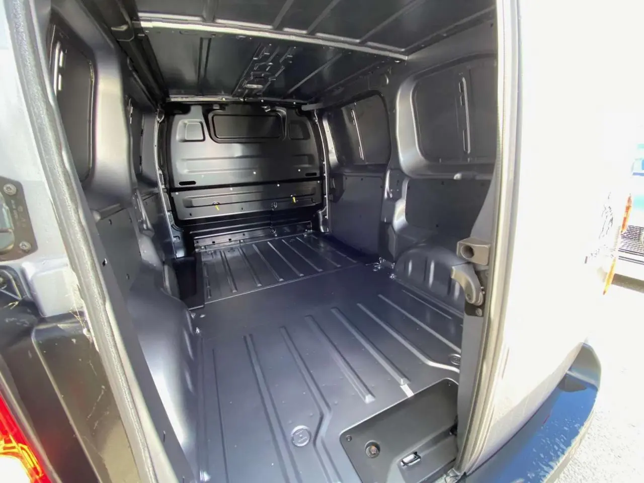 Vue intérieure arrière du Peugeot Expert Fourgon gris Artense Metal 2022, montrant l'espace de chargement vide et métallique.