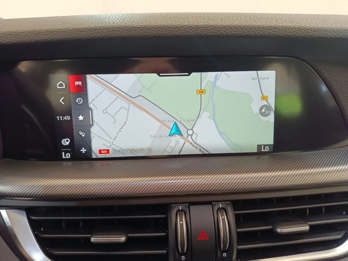 Écran tactile central affichant la navigation dans l'habitacle de l'Alfa Romeo Stelvio gris foncé 2024.