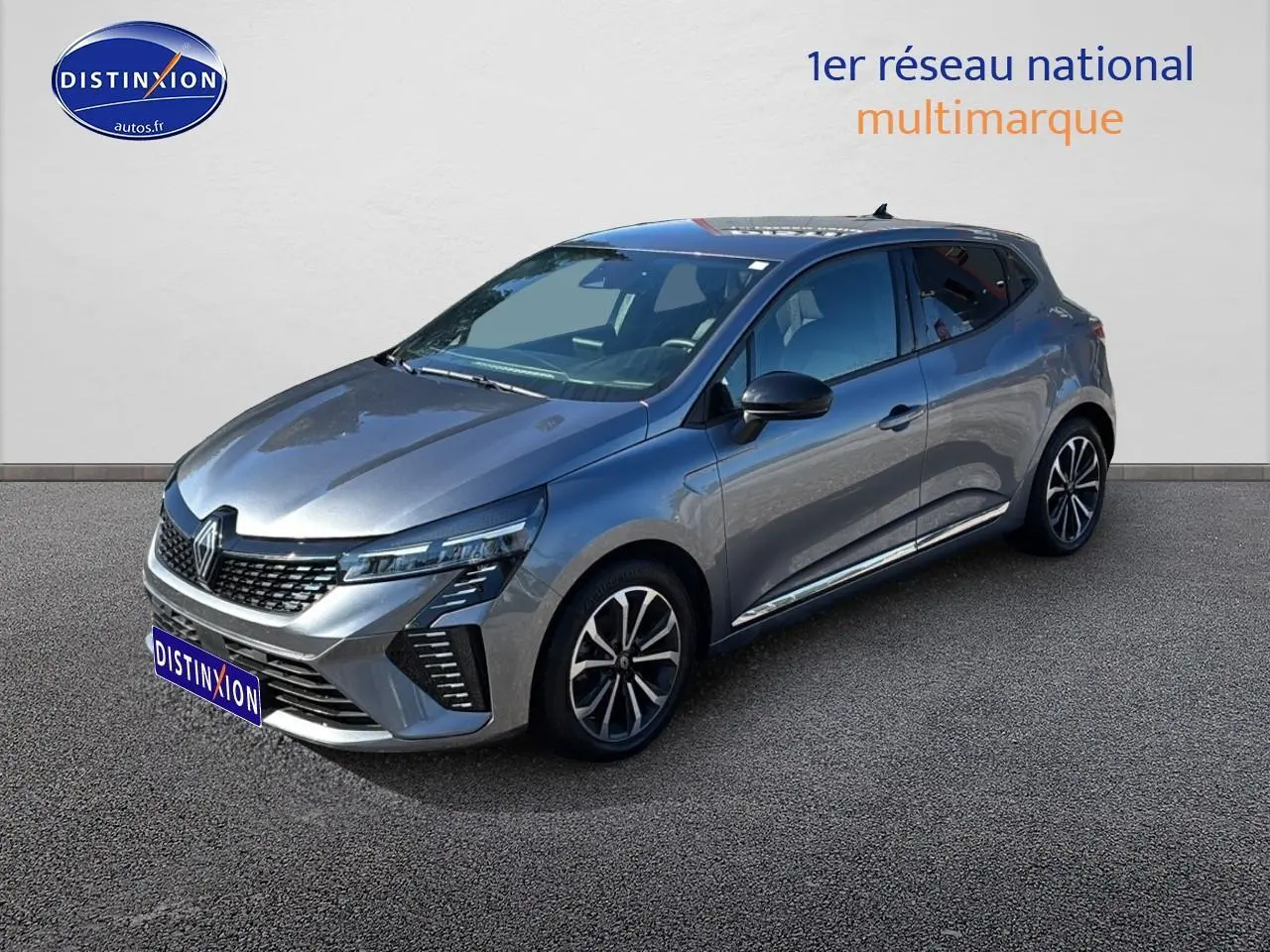 Renault Clio V gris pizzara vue 3/4 avant droit avec jantes alliage et calandre chromée.