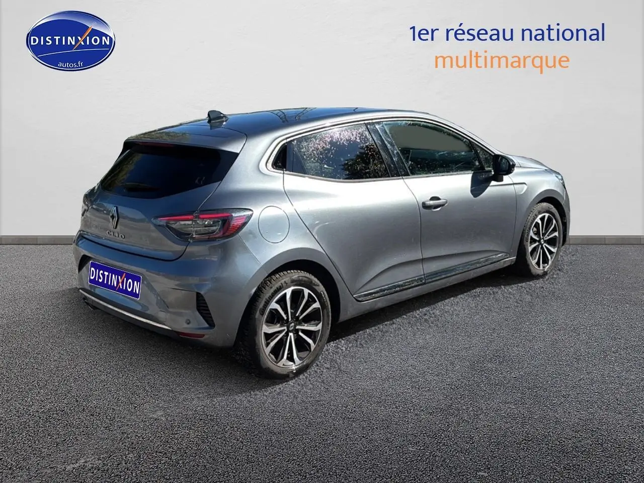 Renault Clio V gris pizzara vue 3/4 arrière droit, avec jantes alliage noires et vitres surteintées.