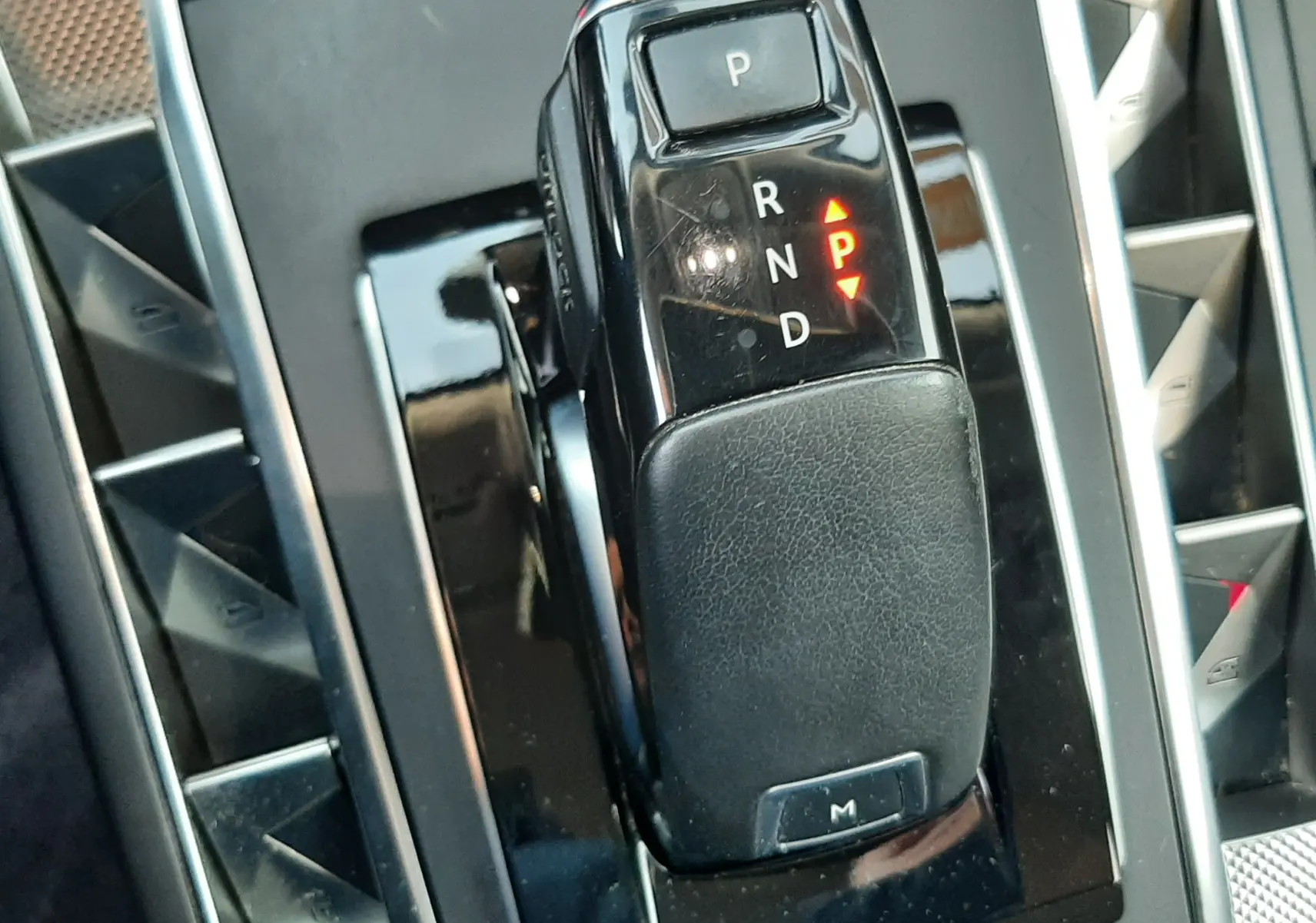 Le levier de vitesses automatique noir du DS3 Crossback 2019 en gros plan sur la console centrale.