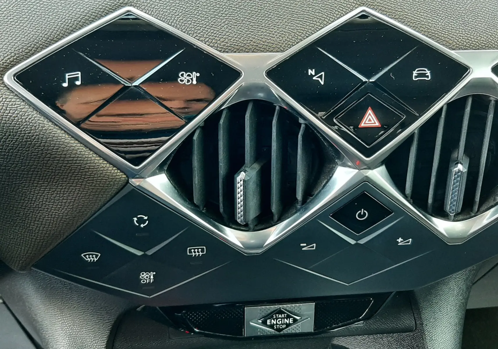 Détail du tableau de bord noir du DS3 Crossback 2019 montrant les commandes centrales et les aérateurs en losange.