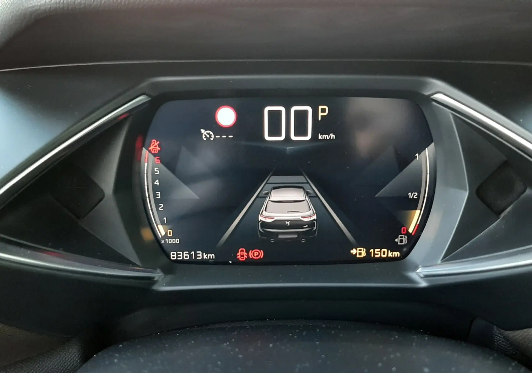 Vue rapprochée du tableau de bord numérique du DS3 Crossback 2019, affichant la vitesse et l'autonomie restante.