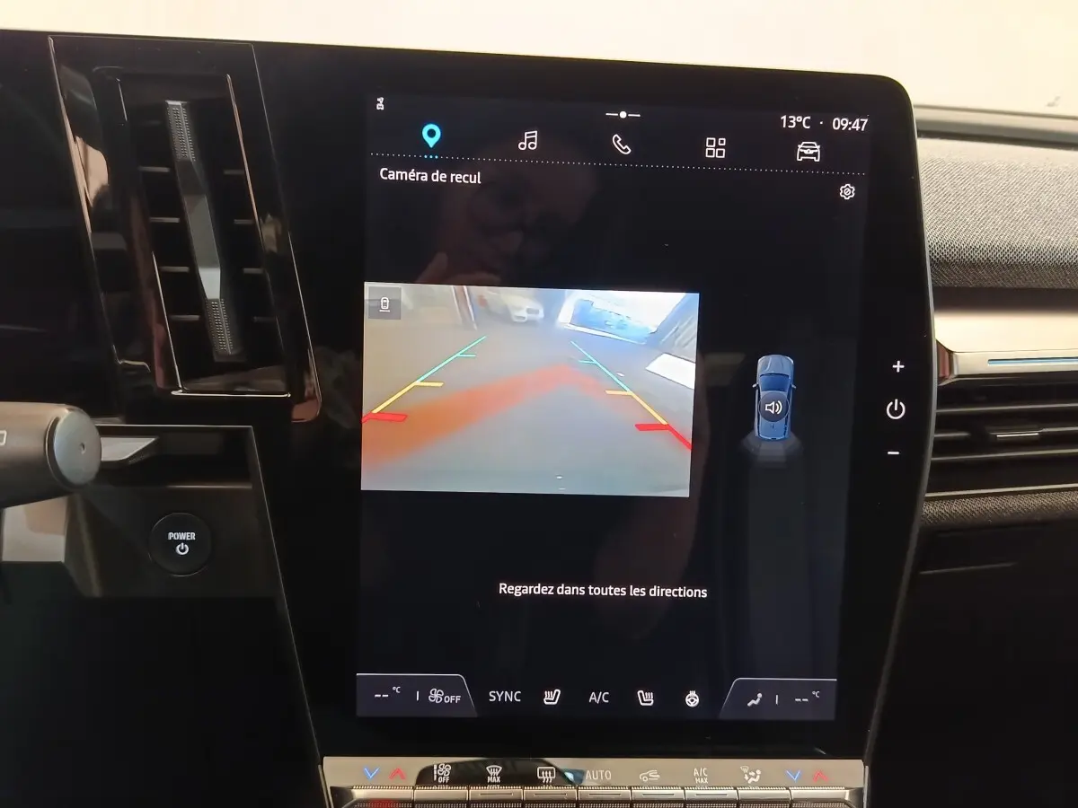 Écran tactile central affichant la caméra de recul de la Renault Mégane Techno EV60, vue intérieure avant.