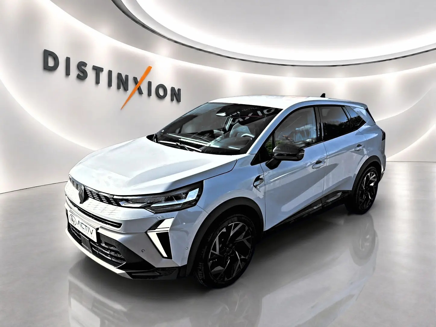 Renault Symbioz 1.8 e-tech gris rafale en 3/4 avant droit, avec jantes noires et détails noirs contrastants.