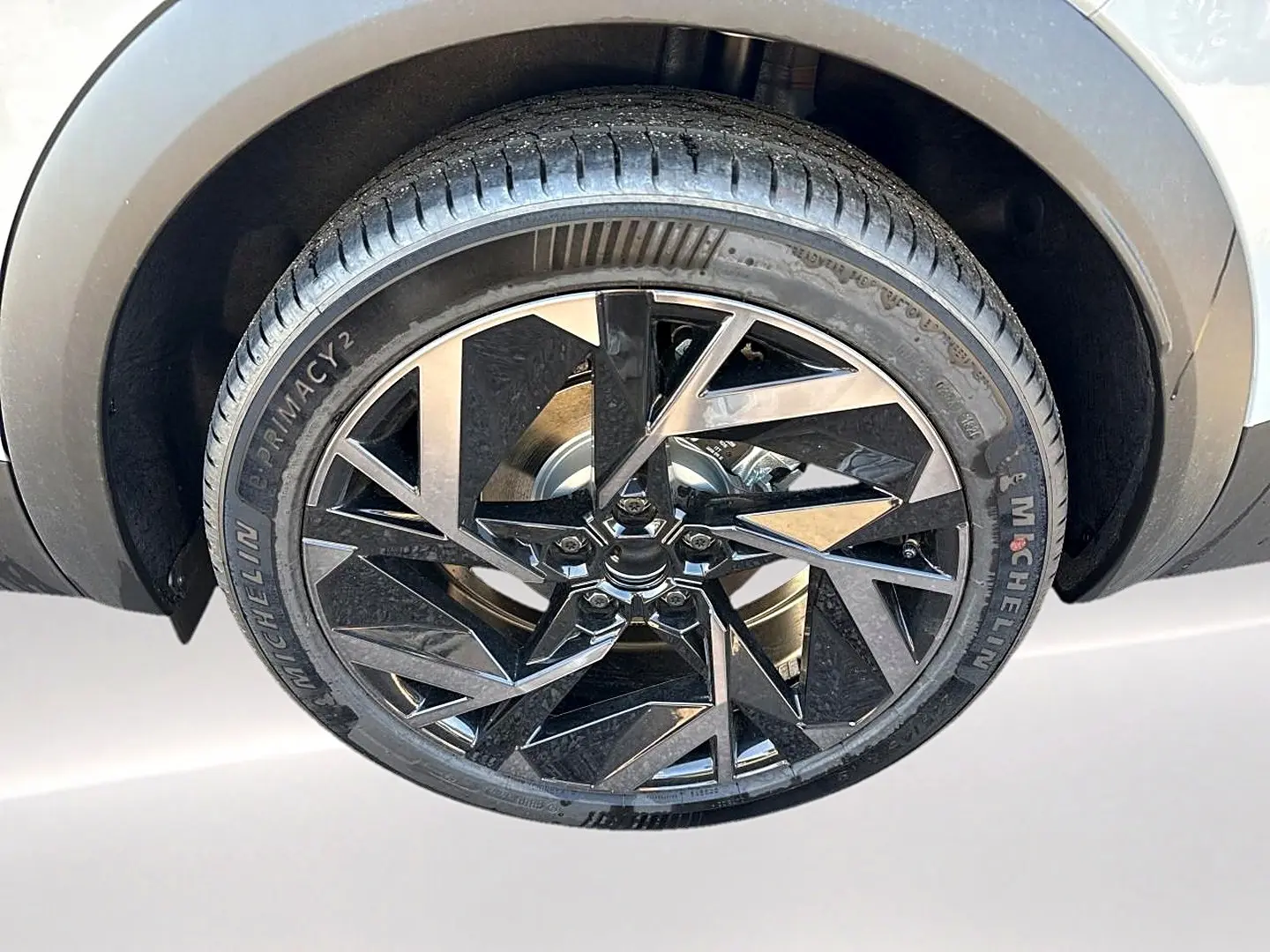 Gros plan sur la jante alu noire et argentée du côté gauche du Renault Symbioz gris rafale, pneu Michelin visible.