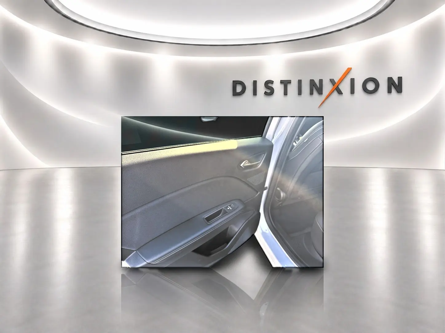 Détail de la porte arrière droite ouverte d’une Renault Symbioz gris rafale, montrant la garniture intérieure noire.