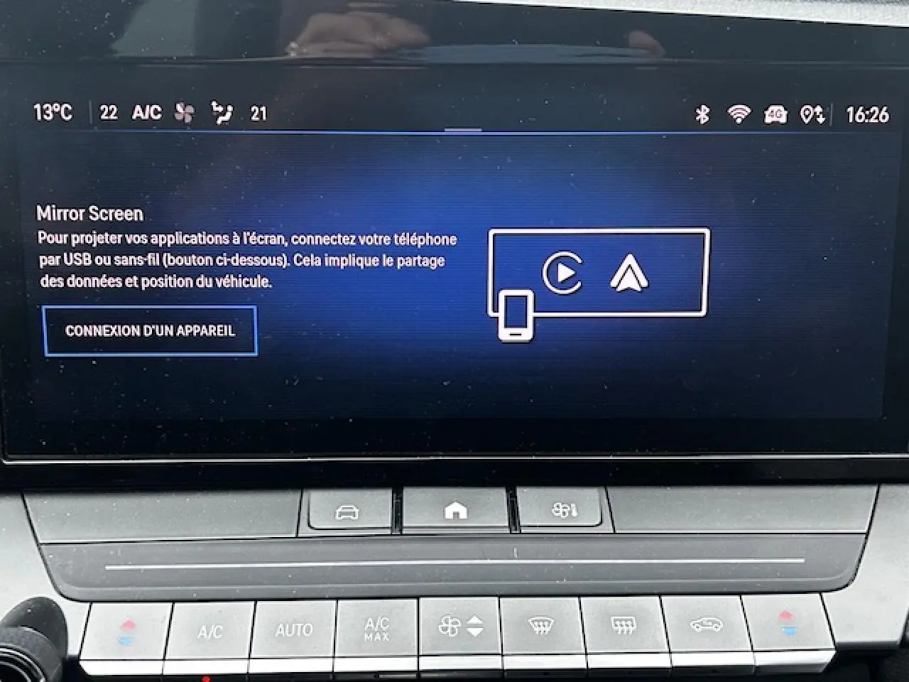 Écran tactile multimédia de l’Opel Astra bleu clair, vue rapprochée du tableau de bord central.