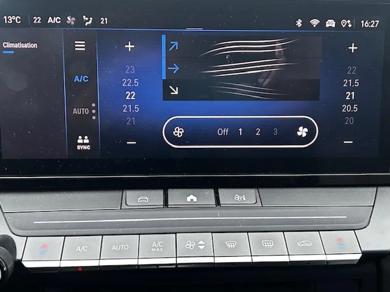 Détail de l'écran tactile et des commandes de climatisation de l'Opel Astra VI diesel 2022, ambiance intérieure moderne.