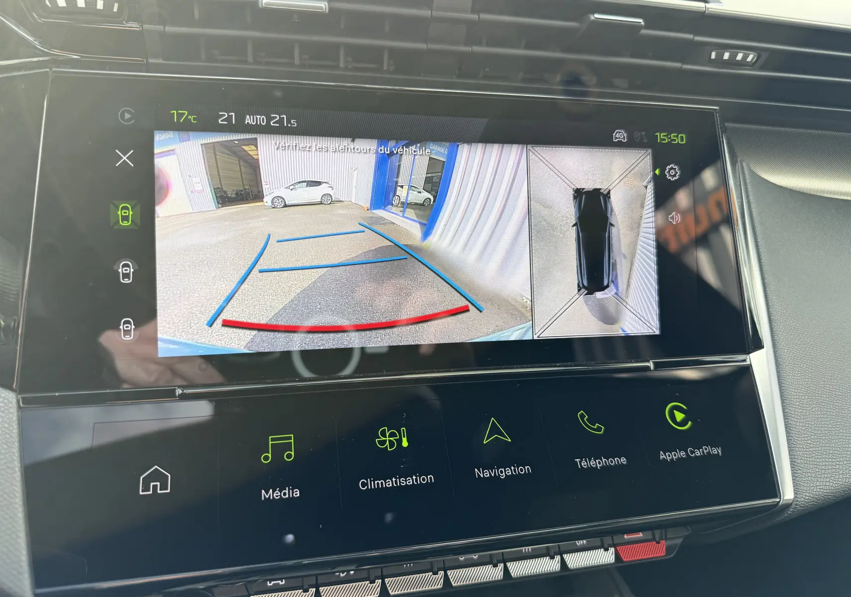 Écran tactile intérieur du Peugeot 308 SW Bleu Avatar montrant la caméra de recul et la vue 360° du véhicule.