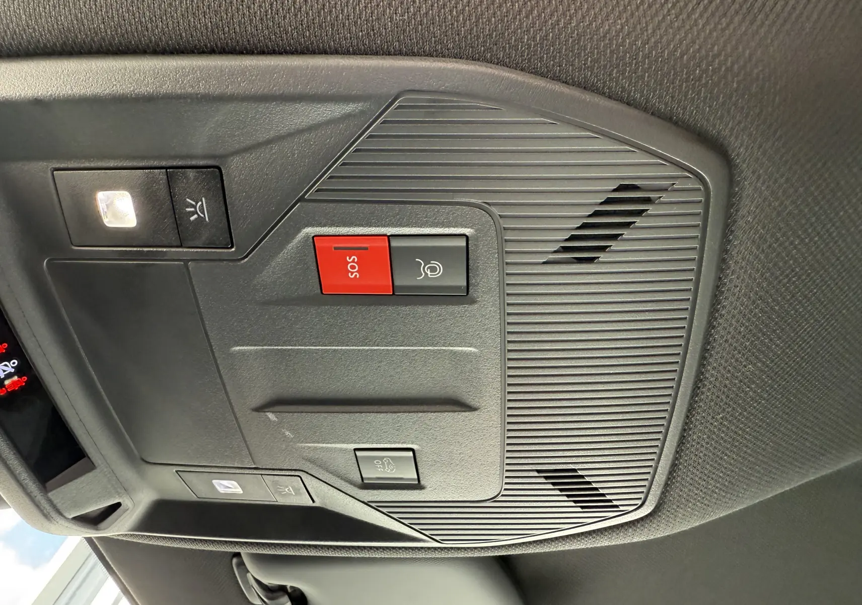Plafonnier intérieur avec bouton SOS rouge et éclairage, sur PEUGEOT 308 SW BlueHDi 130 EAT8 GT 2024.