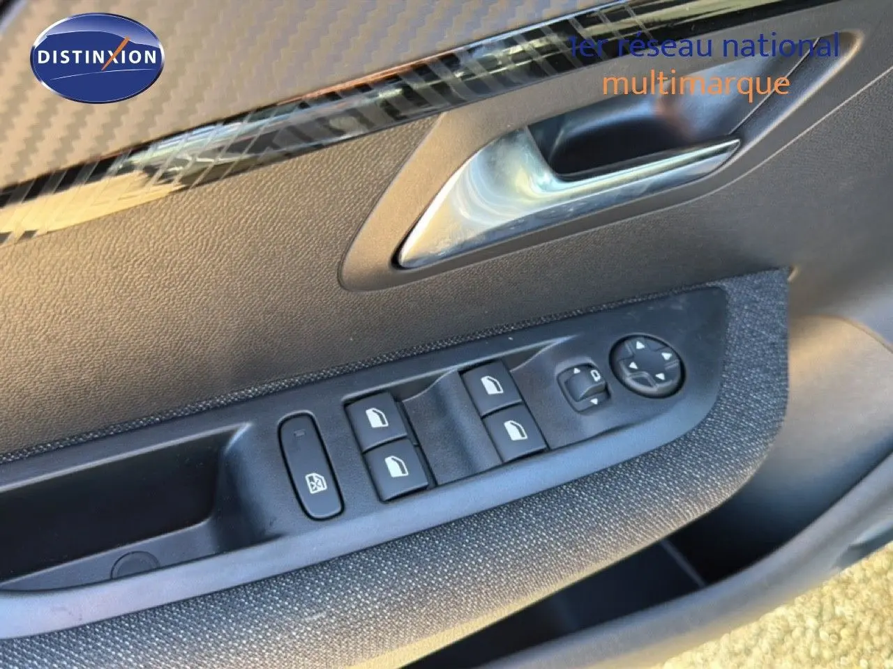Commandes des vitres électriques et réglage des rétroviseurs sur la porte côté gauche d'une Peugeot 208 gris Artense 2025.
