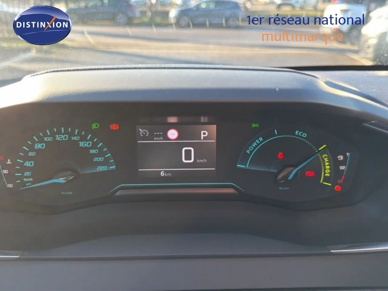 Tableau de bord numérique de Peugeot 208 hybride 2025, affichage vitesse à 0 km/h et jauges énergie en veille.