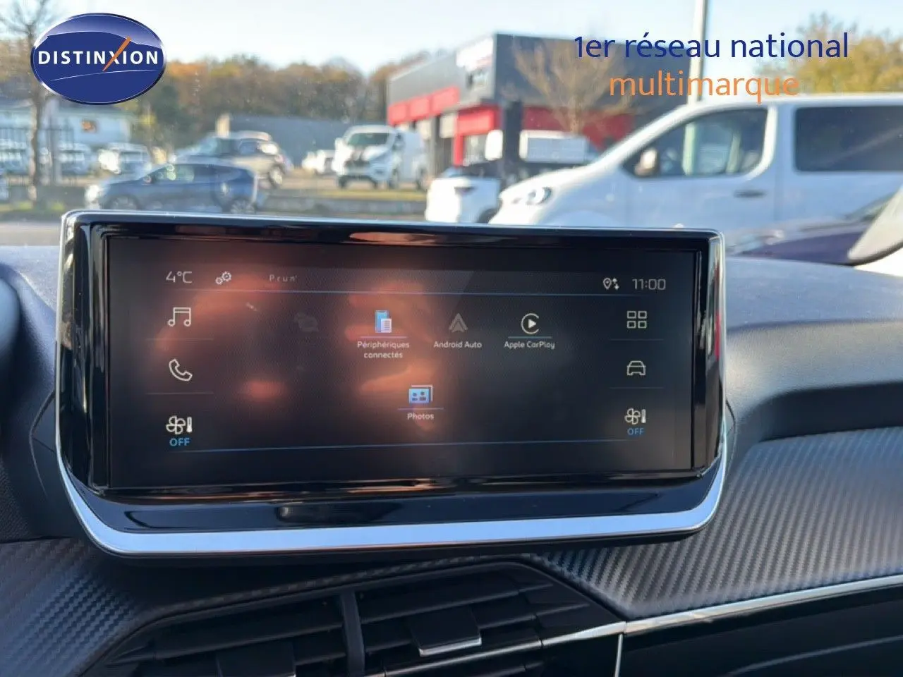 Écran tactile central du tableau de bord de la Peugeot 208 1.2 Hybrid 2025, avec interface connectée visible.