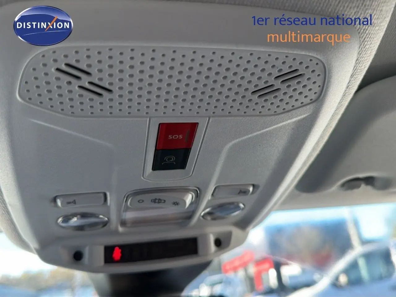 Panneau de commandes au plafond avec bouton SOS dans l'habitacle d'une Peugeot 208 gris Artense 2025 hybride.