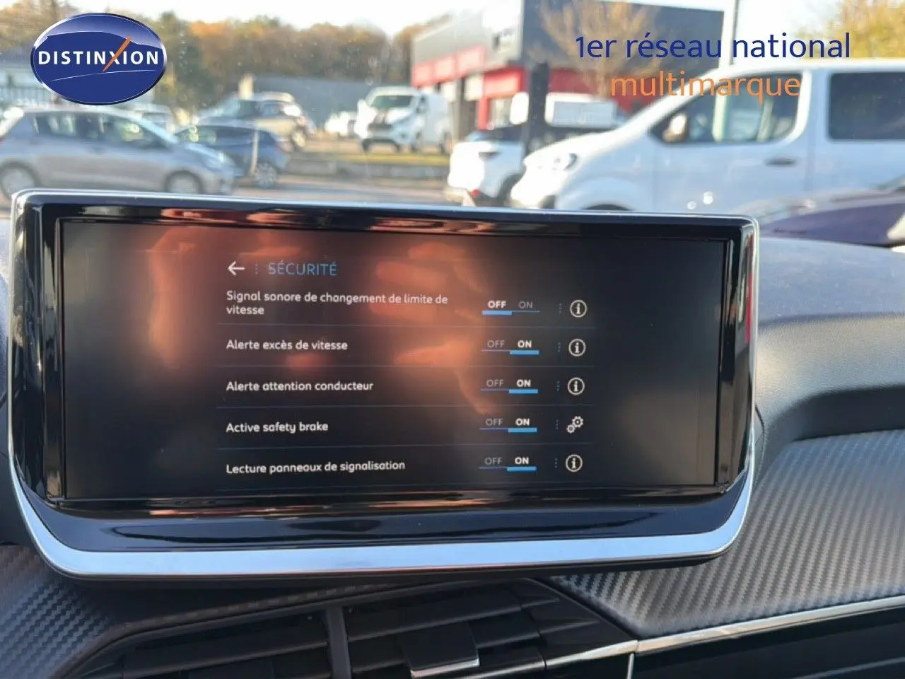 Écran tactile central affichant les réglages de sécurité dans l'habitacle d'une Peugeot 208 gris Artense 2025.