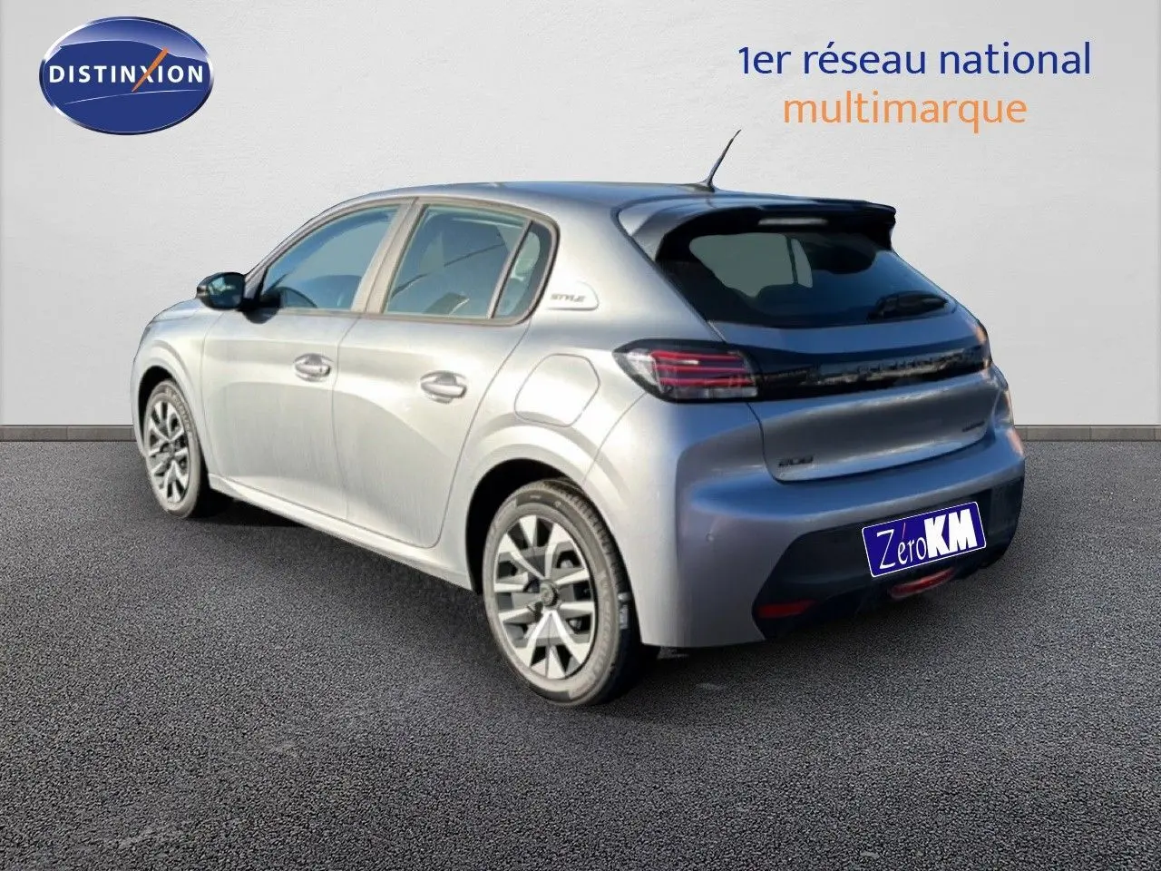 Peugeot 208 gris Artense métal vue 3/4 arrière droit, avec feux LED et jantes alliage distinctives.