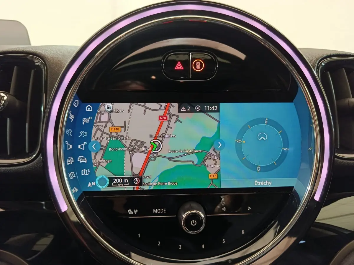 Écran tactile circulaire du tableau de bord MINI Countryman blanc 2021 affichant la navigation GPS et la boussole.
