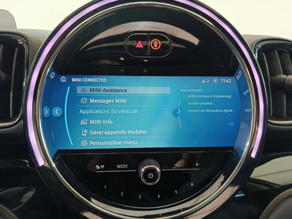 Écran tactile circulaire du tableau de bord MINI Countryman blanc 2021 affichant le menu MINI Connected