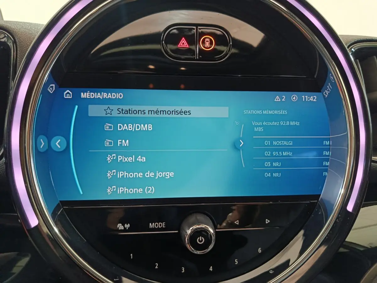 Écran tactile circulaire du système multimédia du MINI Countryman blanc, avec interface radio et éclairage LED violet.