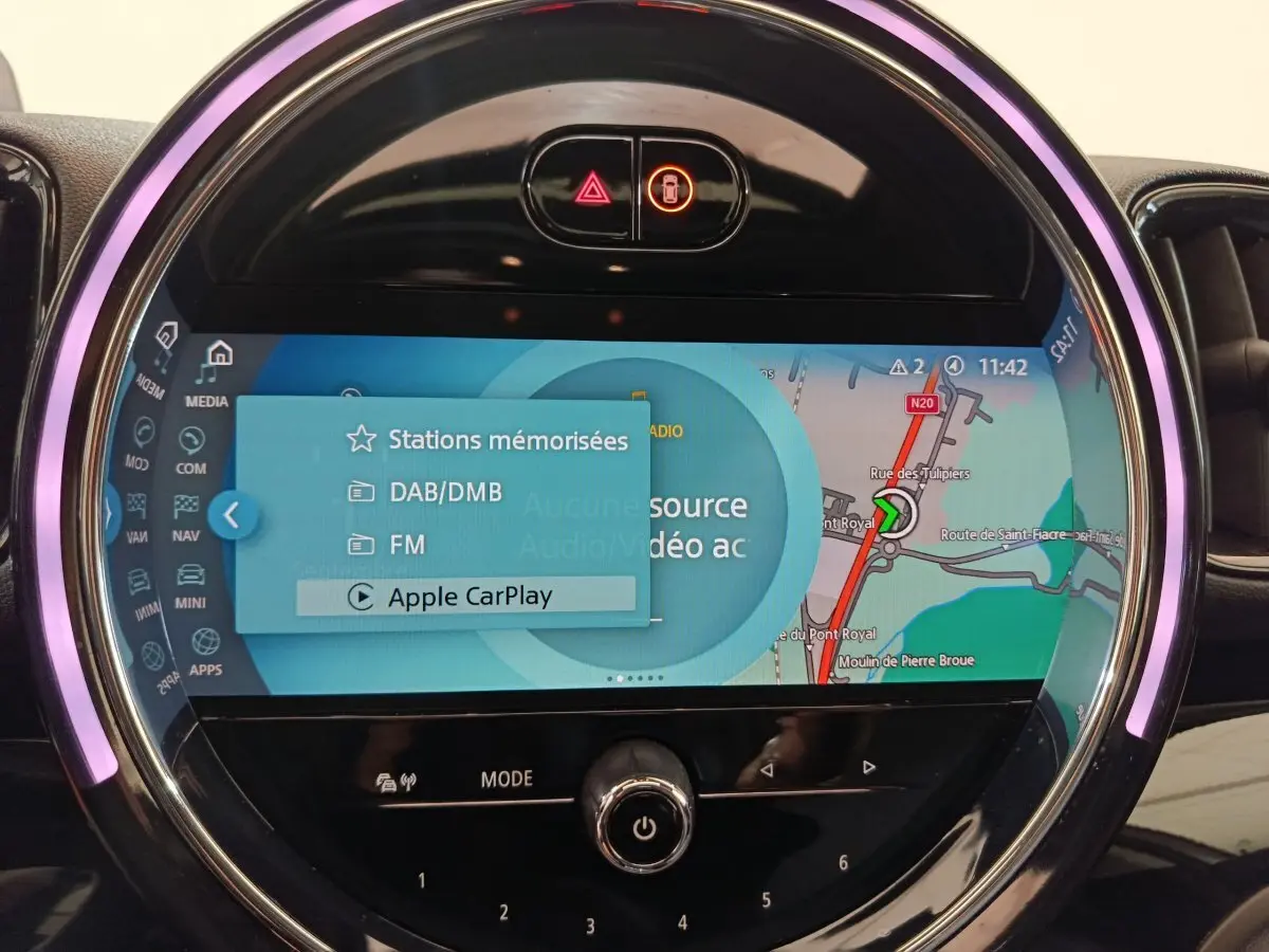 Écran tactile central du tableau de bord MINI Countryman blanc 2021, affichant navigation et options audio Apple CarPlay.