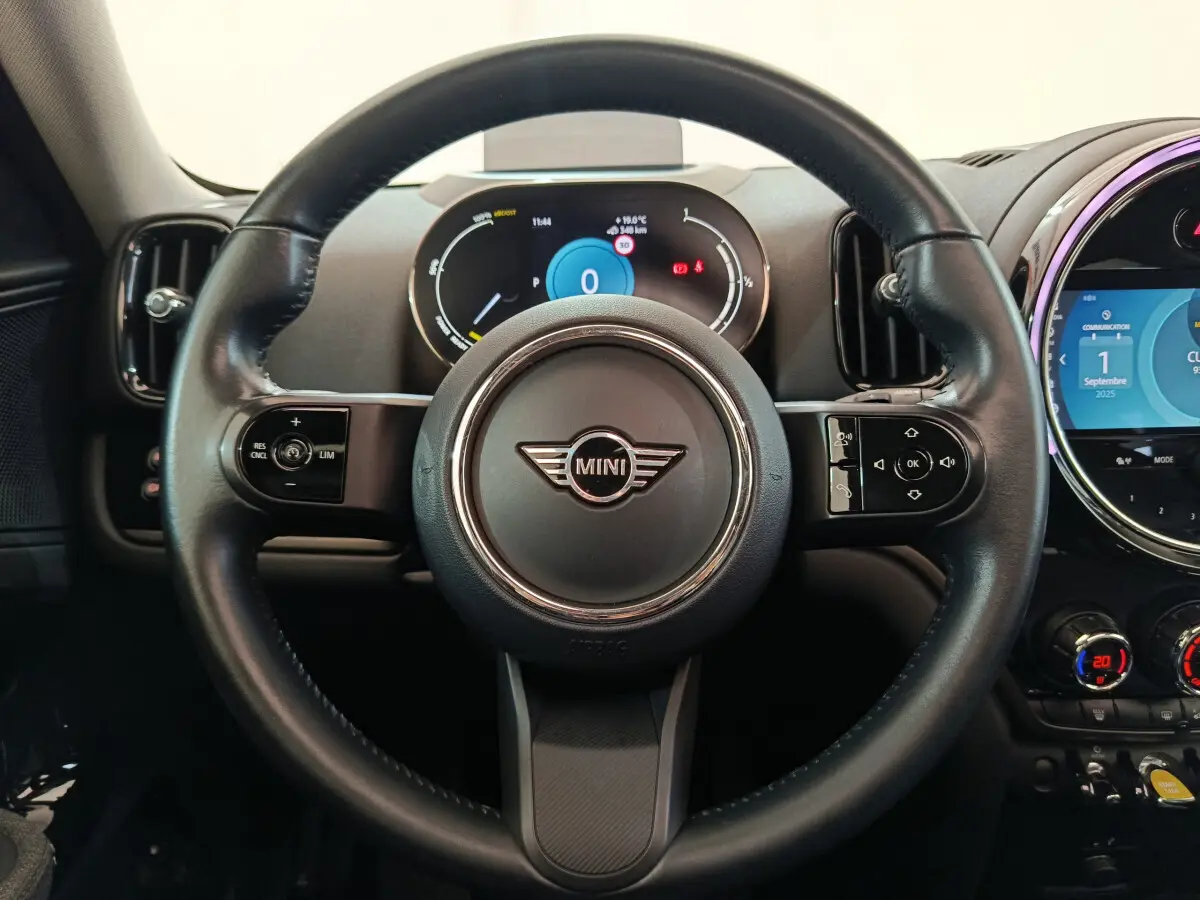 Volant cuir noir de MINI Countryman Cooper SE 2021 vu de face avec tableau de bord numérique et écran tactile rond.