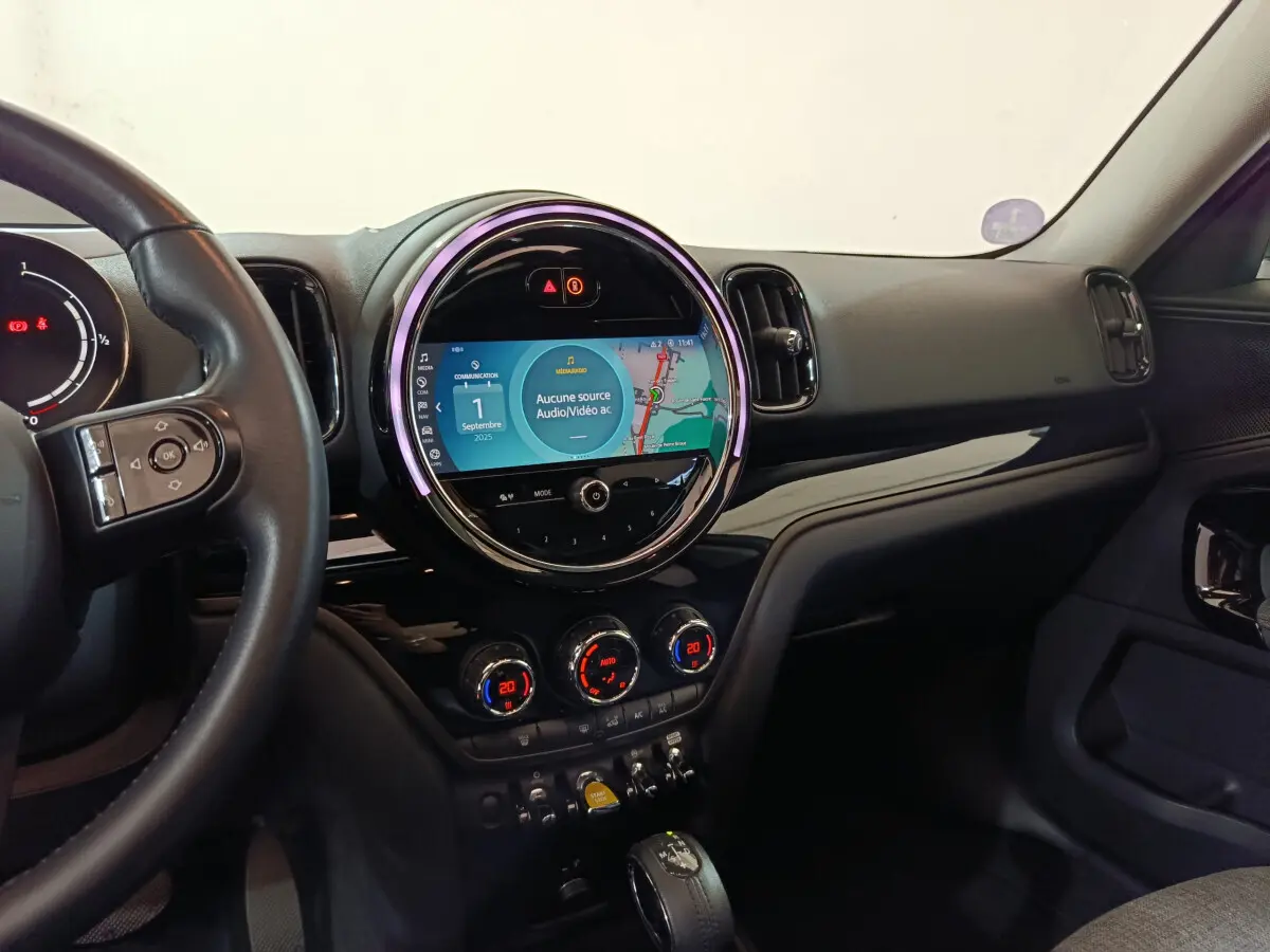 Intérieur de MINI Countryman Cooper SE 2021, vue du tableau de bord avec écran tactile rond et commandes climatisation.