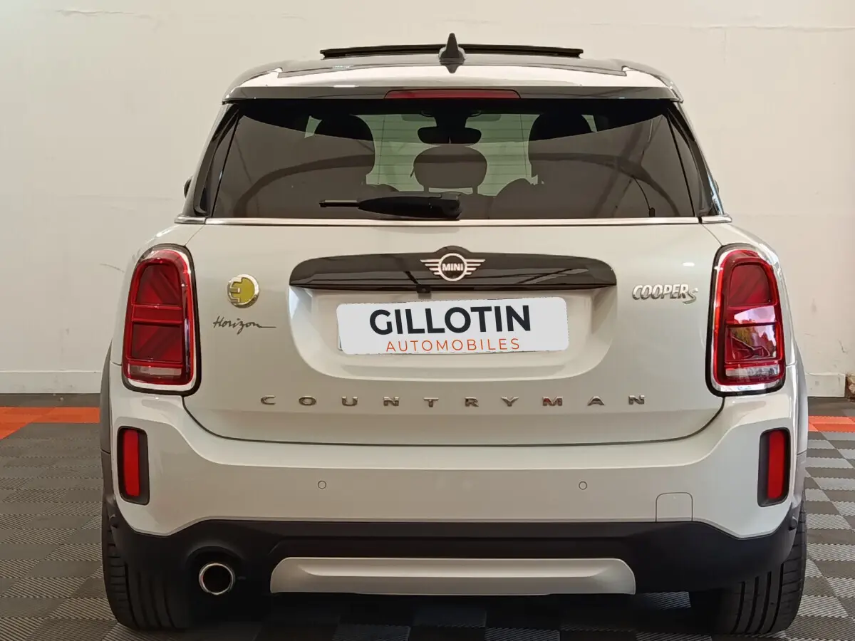 Vue arrière d'une MINI Countryman Cooper S blanche avec logo Horizon et feux arrière LED distinctifs.